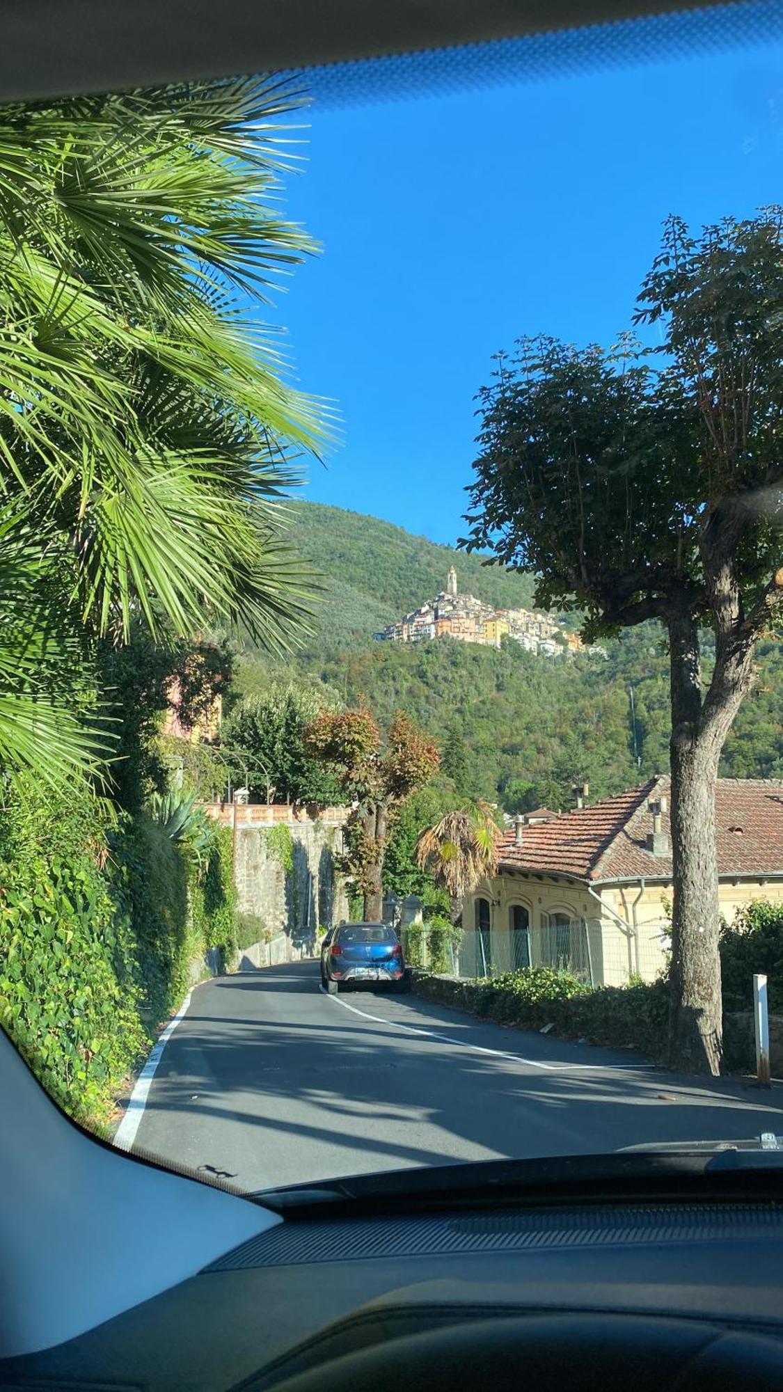 Iconic Italian Townhouse W Rooftop Terrace & Mountain View, ปิญา ภายนอก รูปภาพ